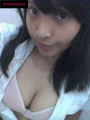 8 pasangan kepergok lagi bugil.........di bilik kafe